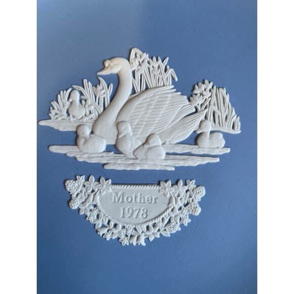 Vintage Wedgewood Blue Jasperware Mothers Day Plate for 1978 6.5" Mother Swan - Picture 3 of 4